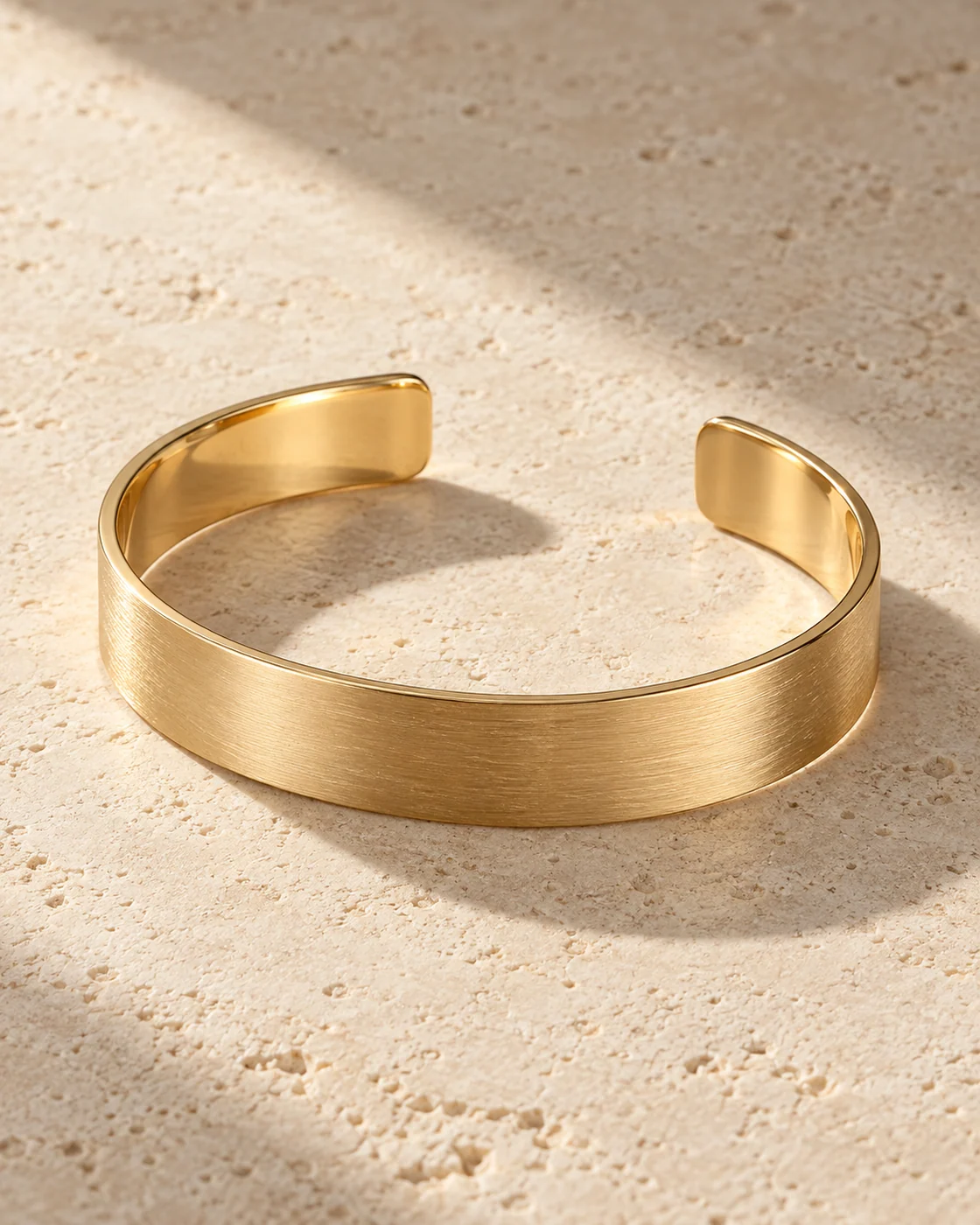 Écho, bracelet en vermeil doré — visuel de création généré par IA