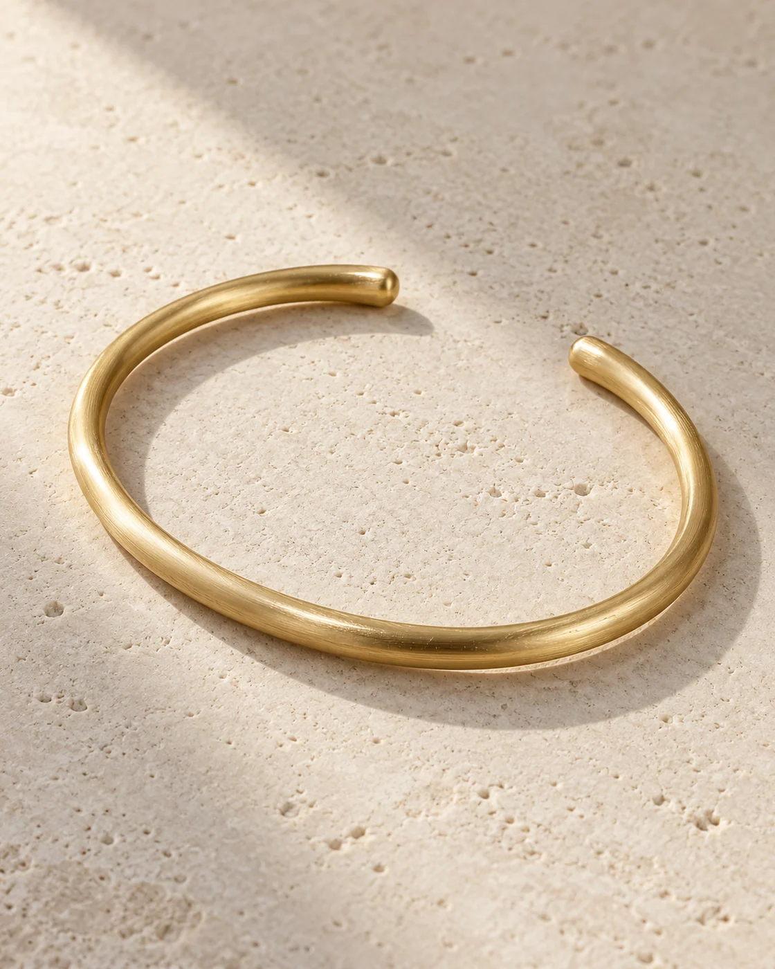 Lien, bracelet en vermeil doré — visuel de création généré par IA