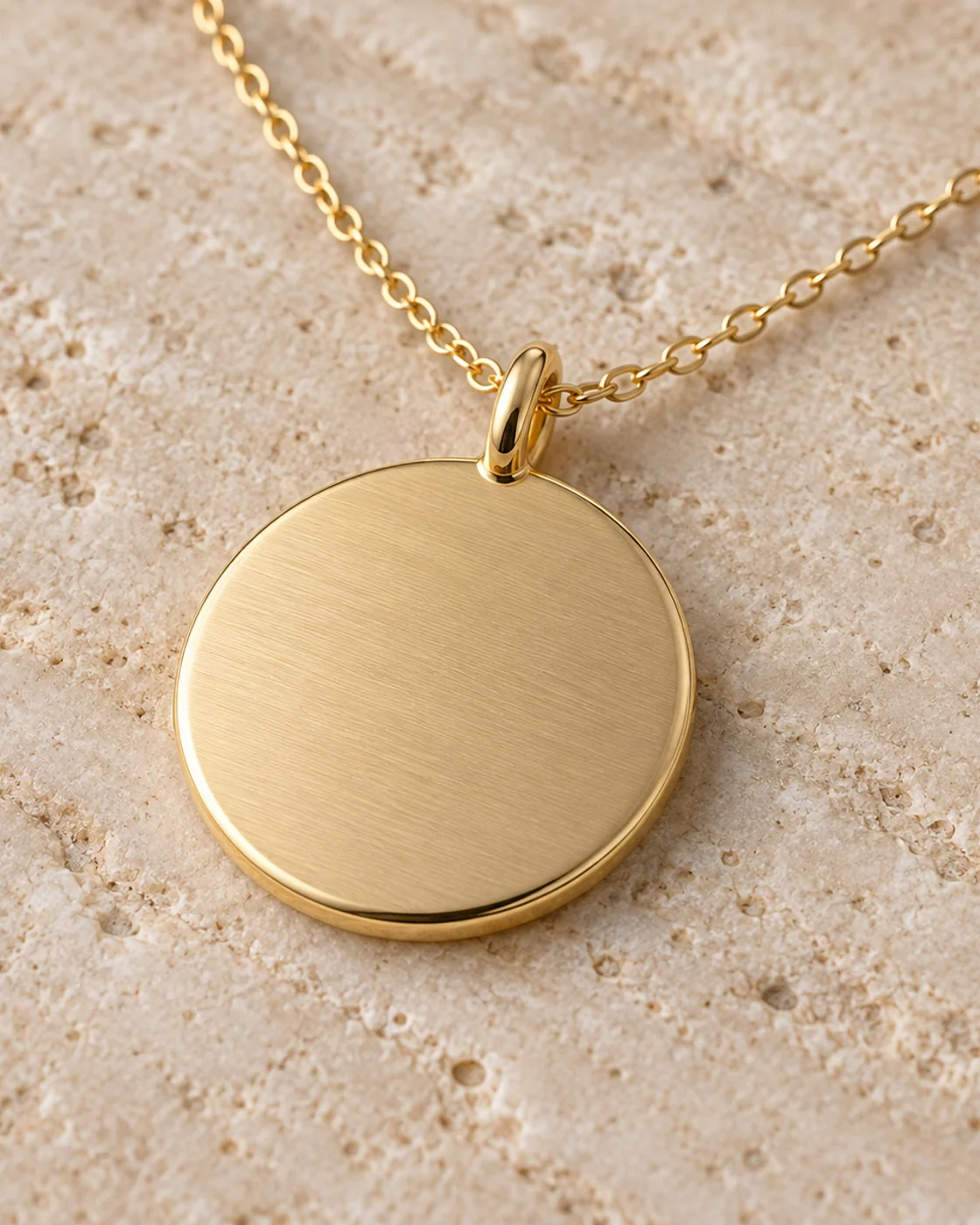 Médaillon, pendentif en vermeil doré — visuel de création généré par IA